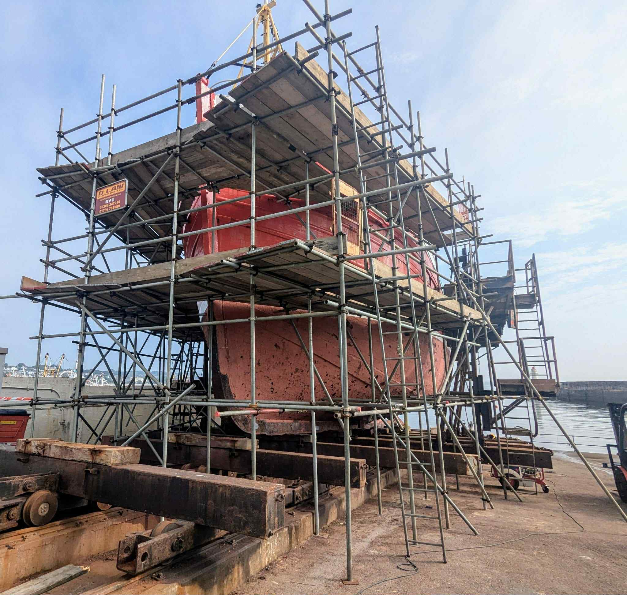 Tidal slipway vessel access scaffold